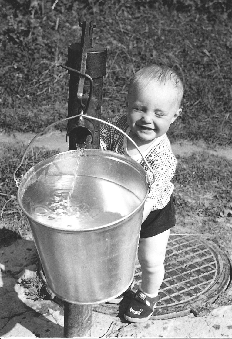 Бабушке помогаю.Девочка не с картинки.