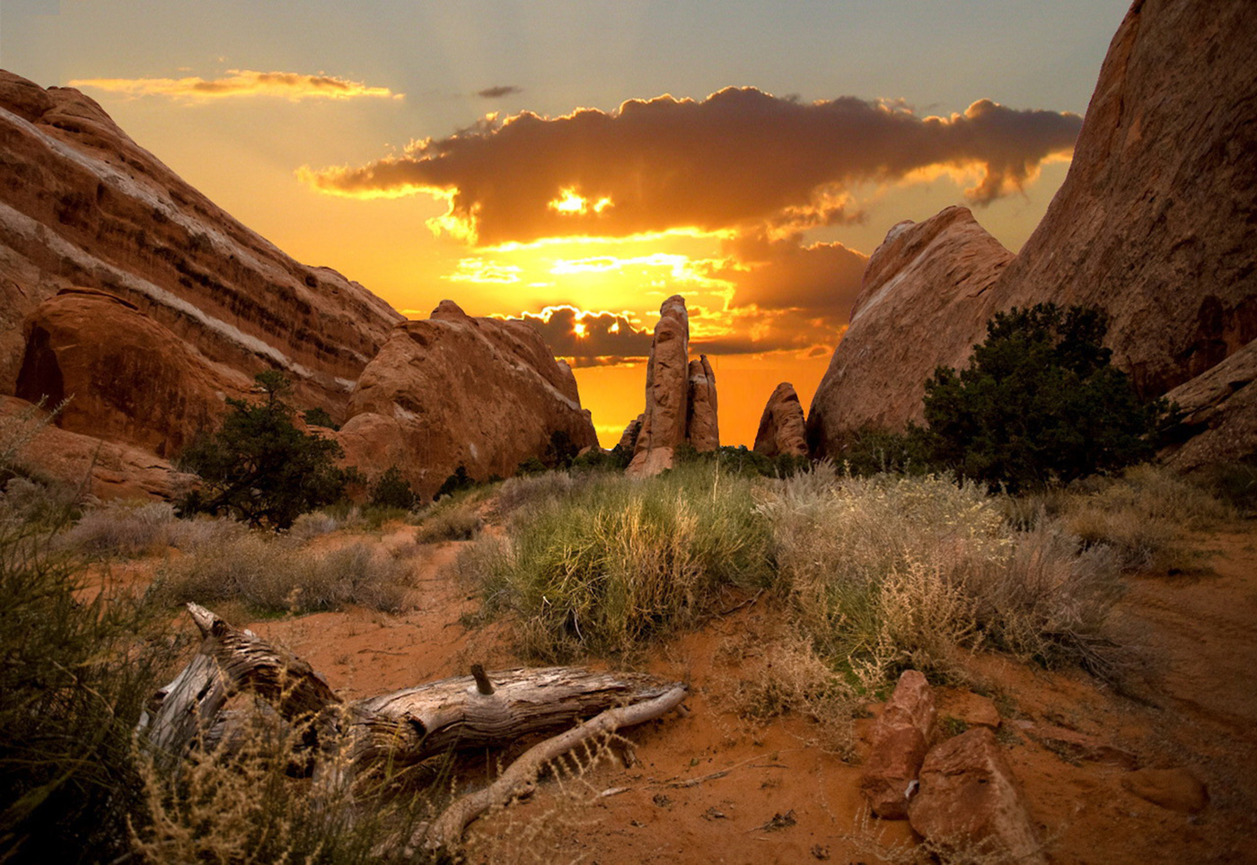 Красные камни