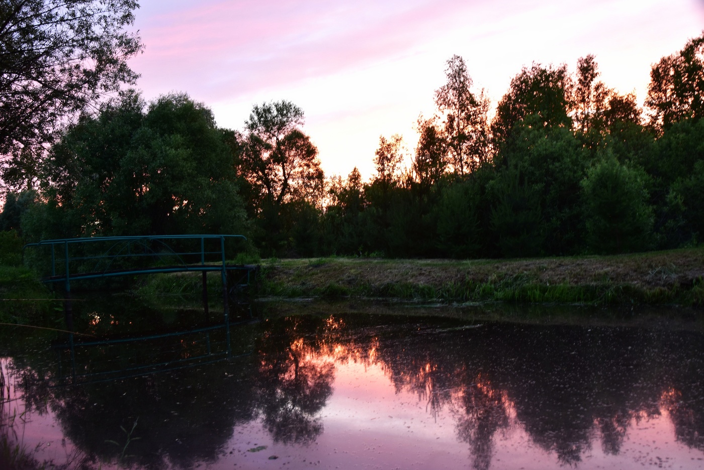 Персиком нежным закат догорает....