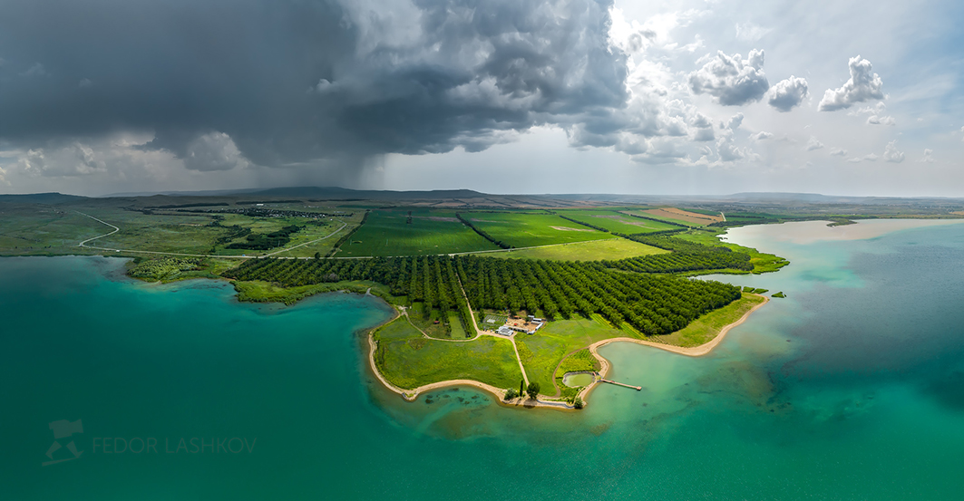 Грозовой фронт над берегом Сенгилея