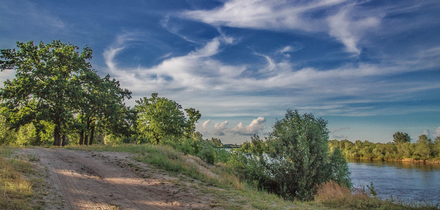 Люблю вдоль берега реки...