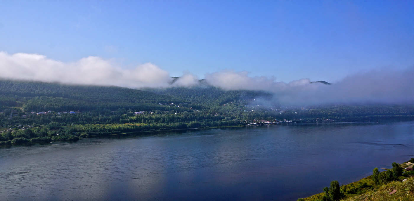 К речным туманам спустились похожие на горы облака