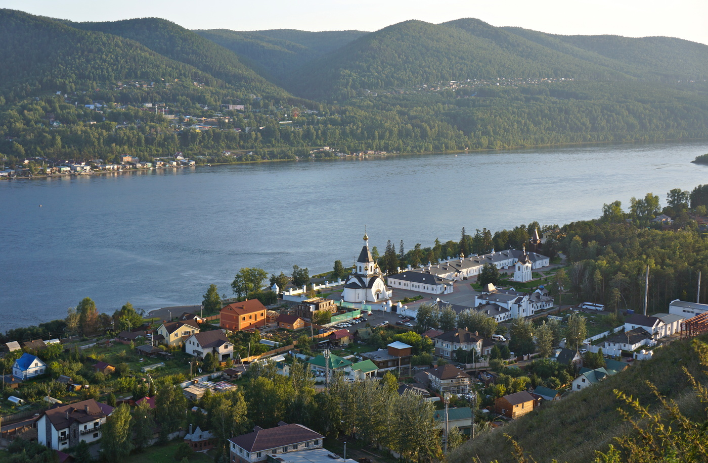 Берег Енисея летним вечером