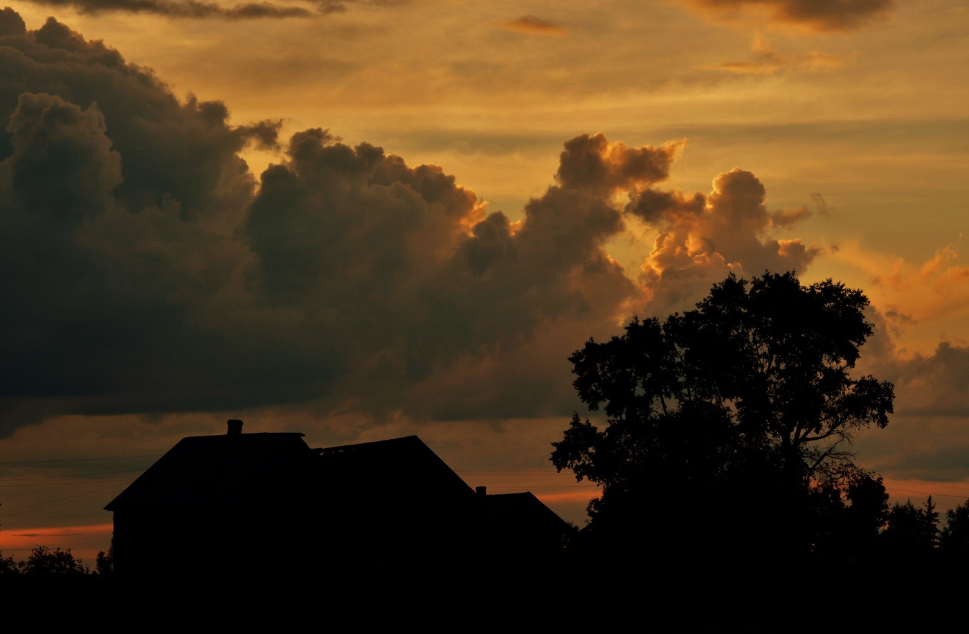 "Облака, как призраки развалин ..."