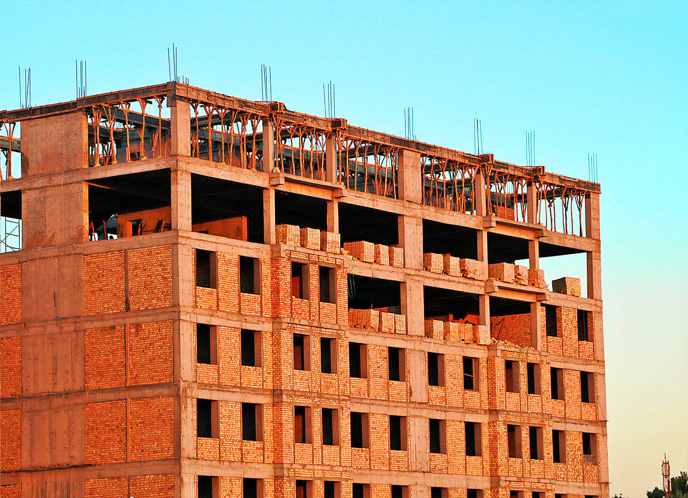 Град обреченный, Красное здание