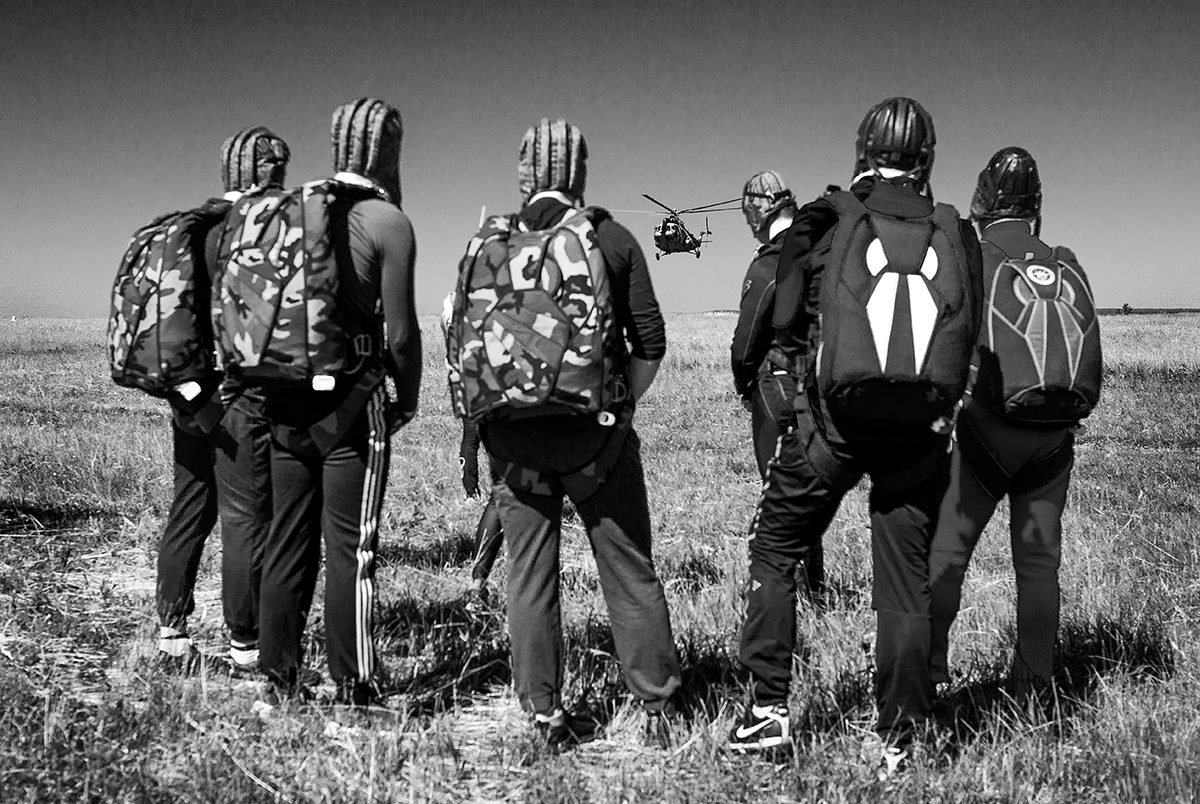 Парашютисты...