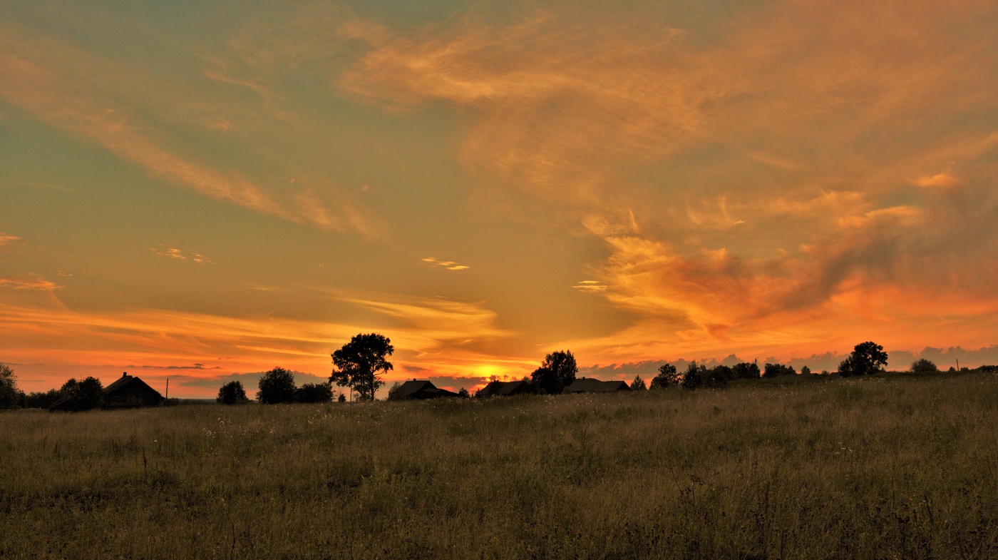 "И лишь вечерний перелай в глухой деревне ..."