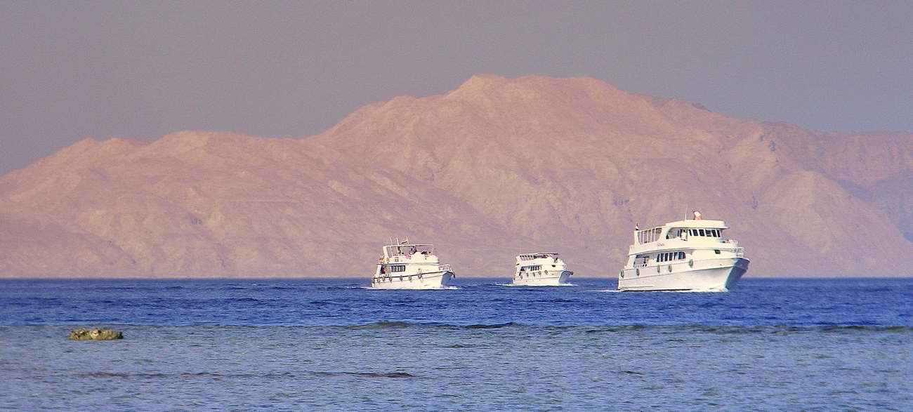 В сопровождении вдоль берегов Египта