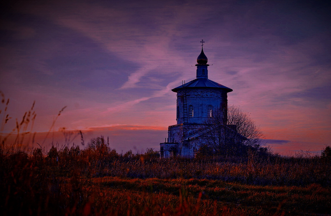 Спускалась ночь над засыпающей землёй