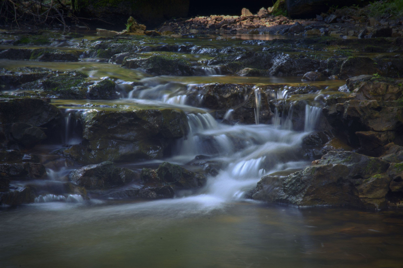 Вода на камнях