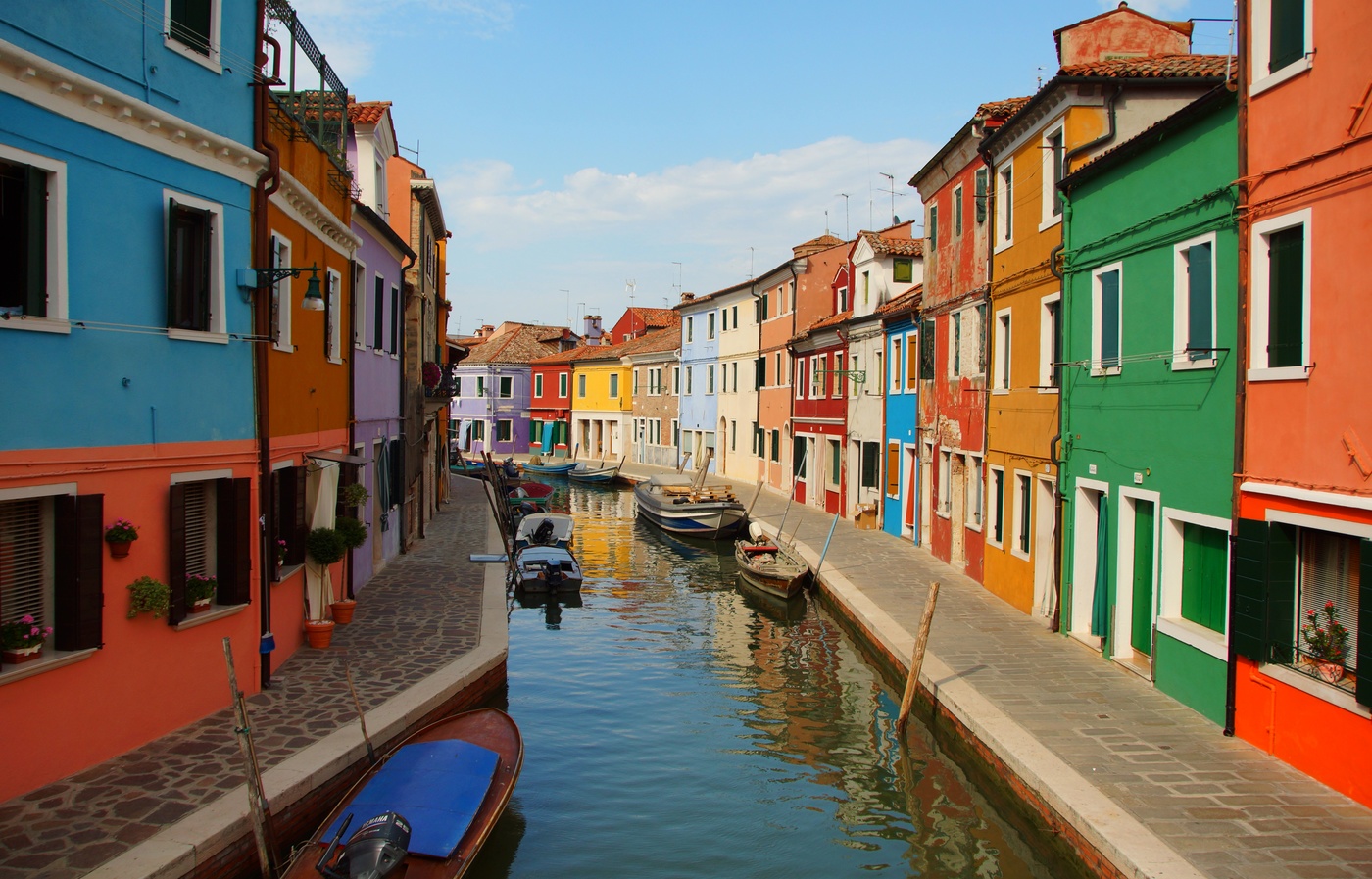 Яркий остров