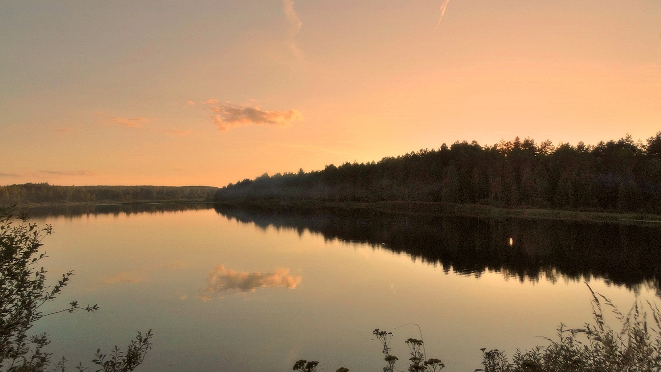 Вечерняя дымка над озером