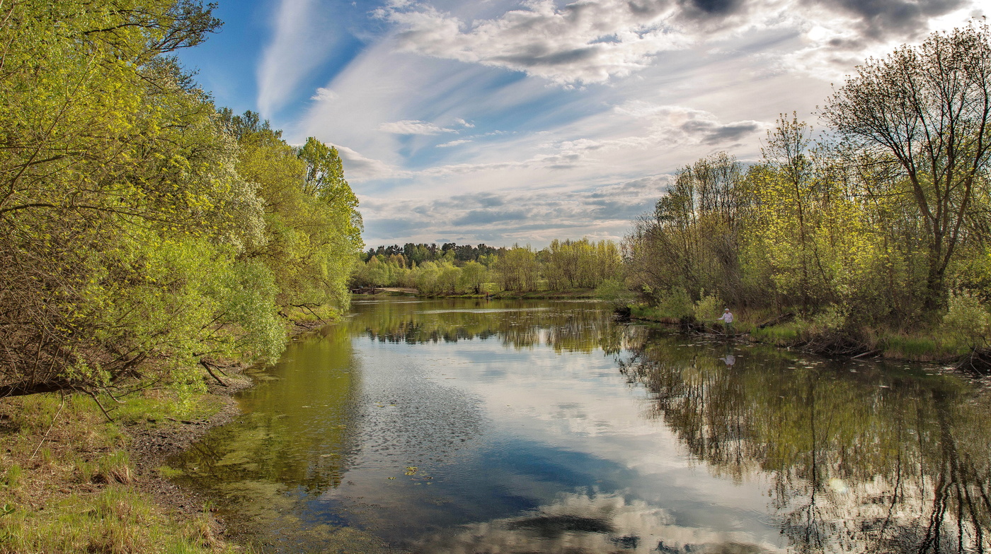 В небе лазурном плывут облака...