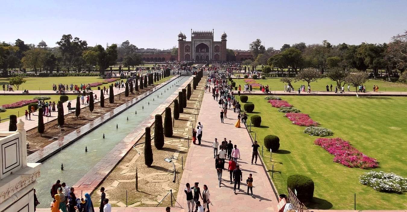 Вид из мавзолея Тадж-Махал на северные ворота