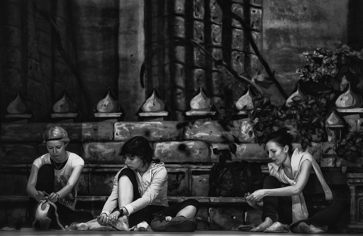 Три девицы под окном...