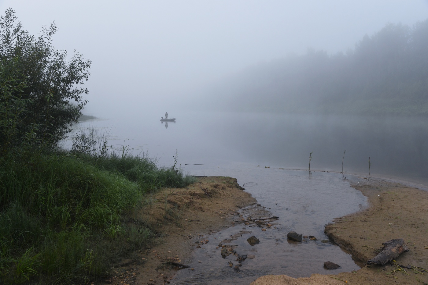 "Задымились тумана волокна над прохладой речной..."