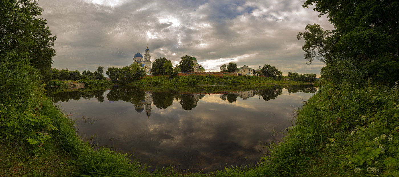 Монастырь у озера