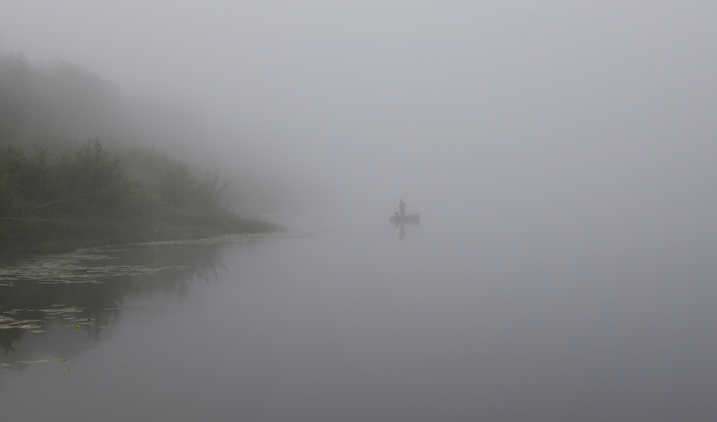 Туман на тусклою рекой ...