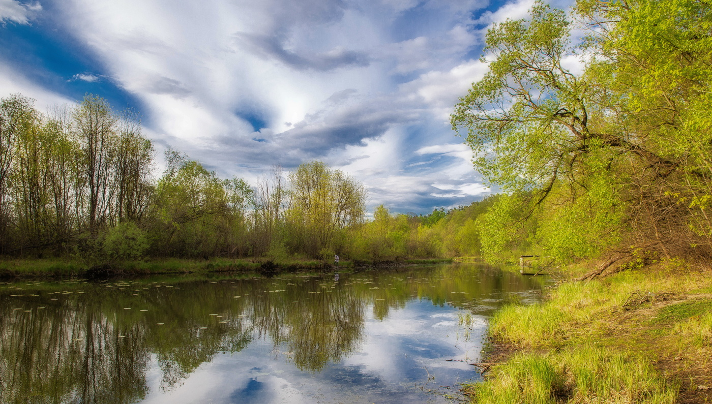 Озеро тихое небо купает...
