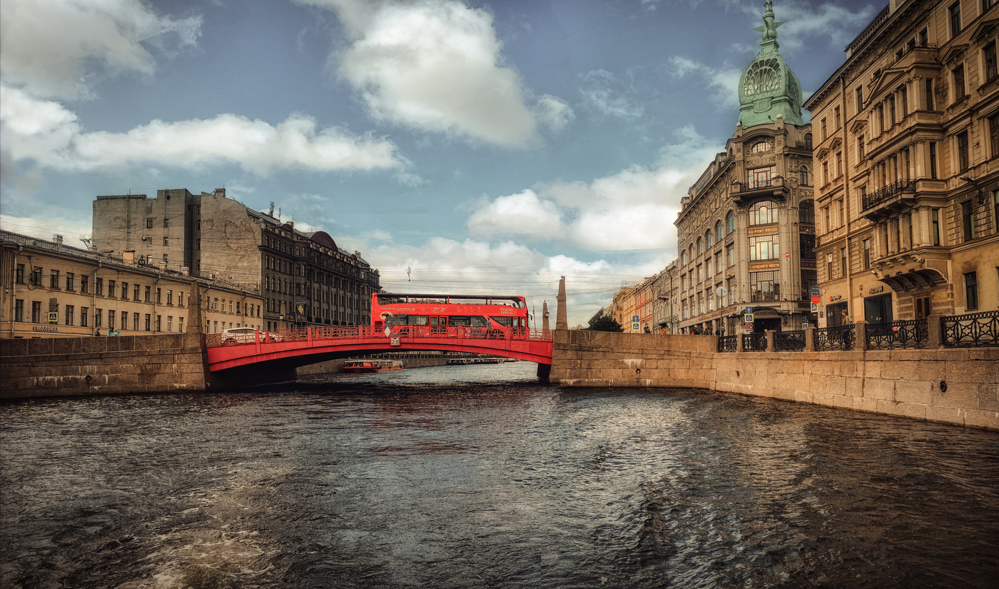 Конечно я не первая, которая сняла красный автобус на Красном мосту..)