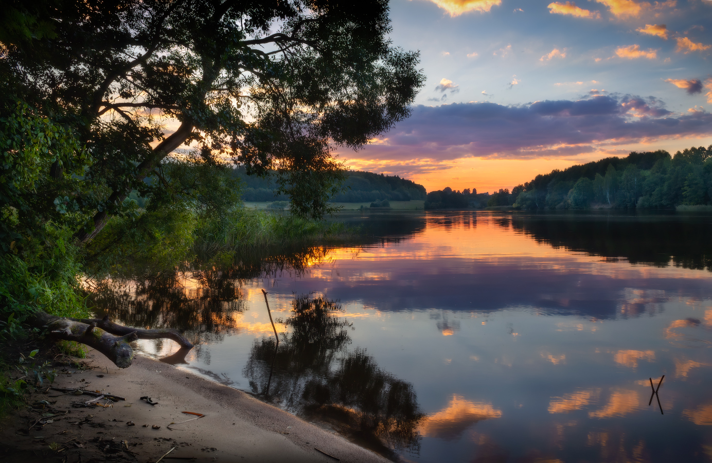 Вечерело на озере