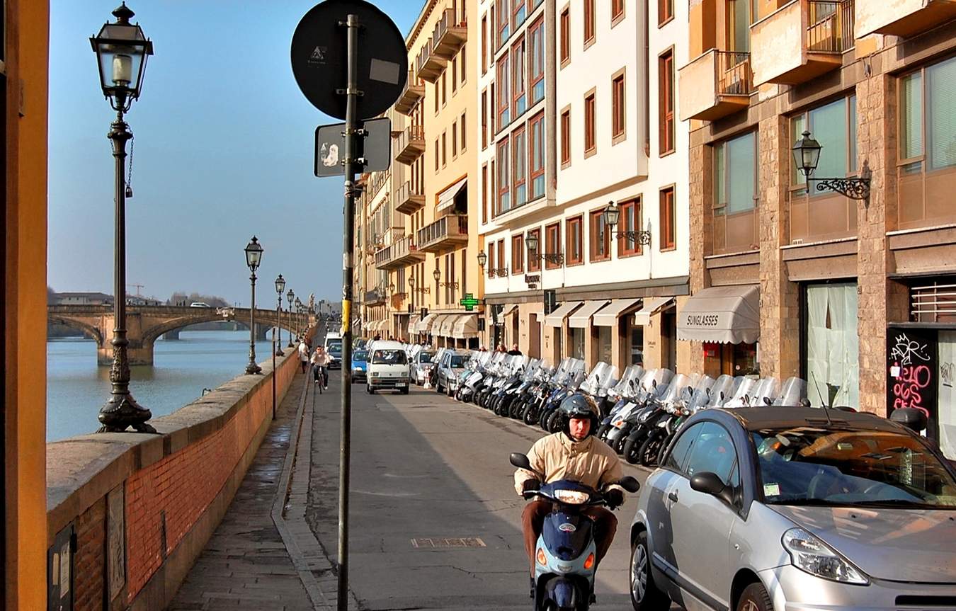 Вдоль берега реки во Флоренции