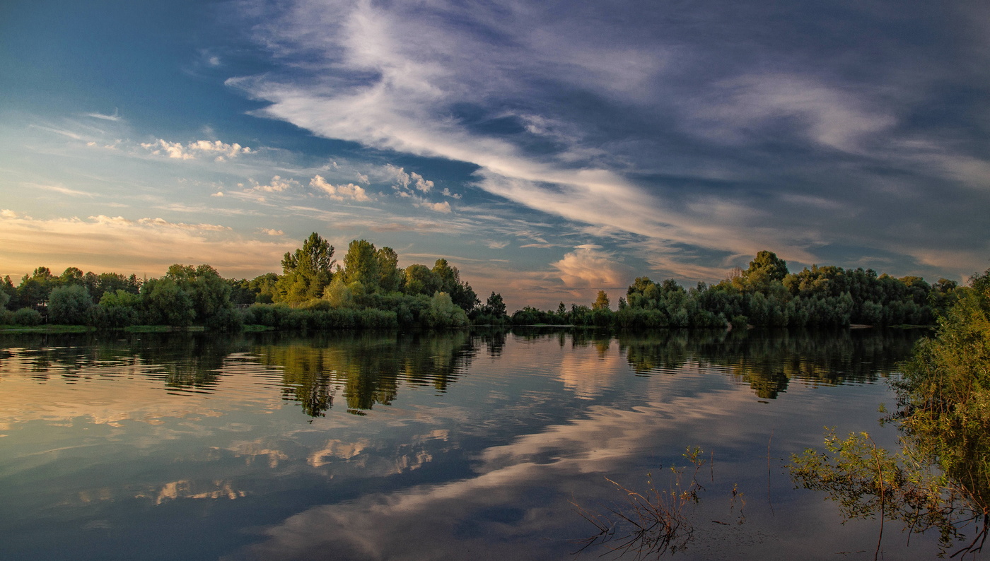 Свои ладони вечер протянул устало...
