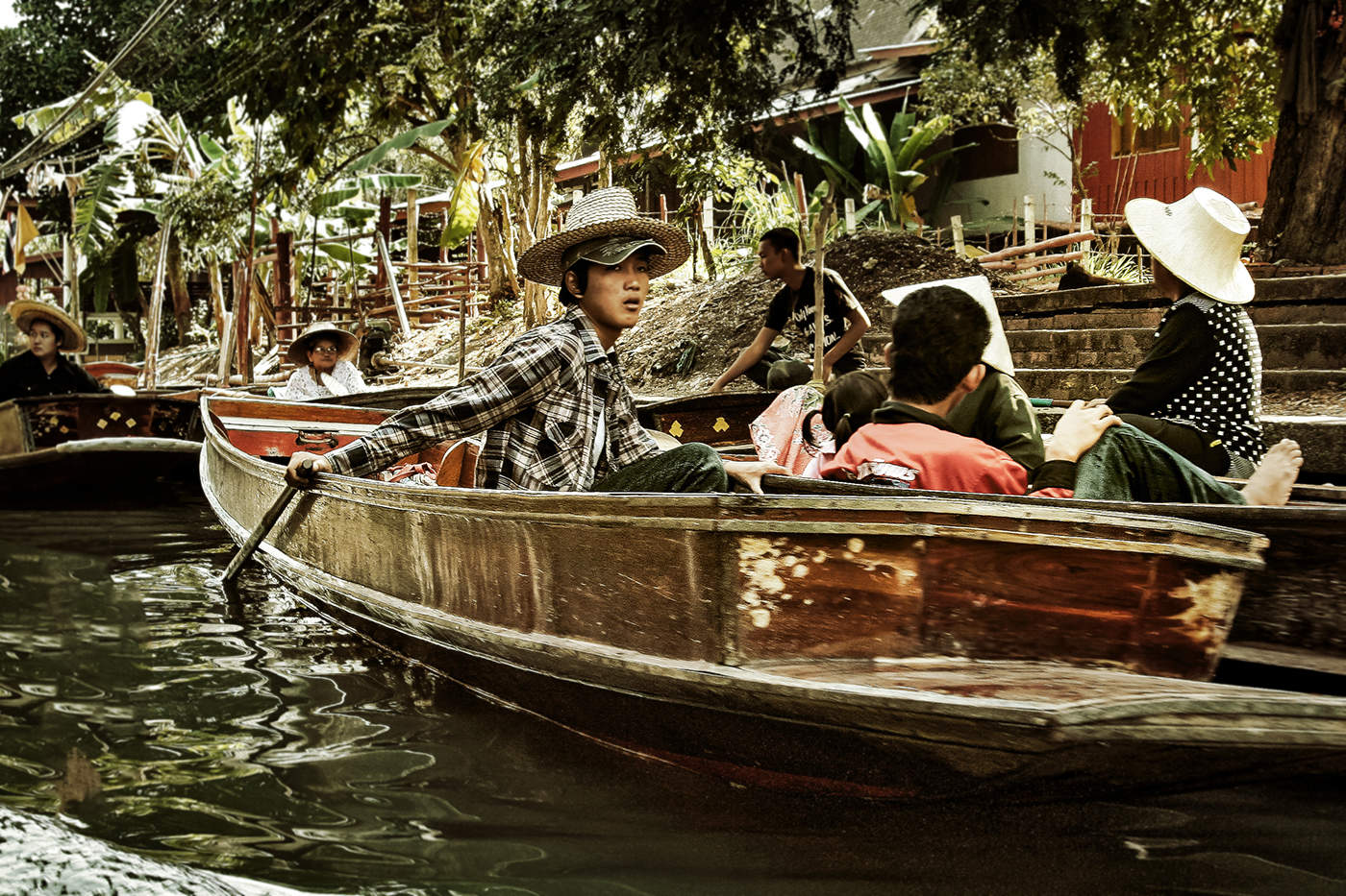 На плавучем рынке