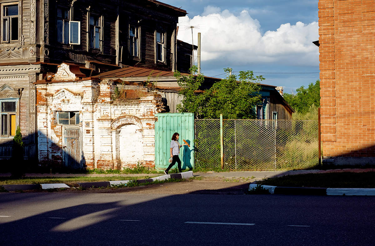 С покупками...