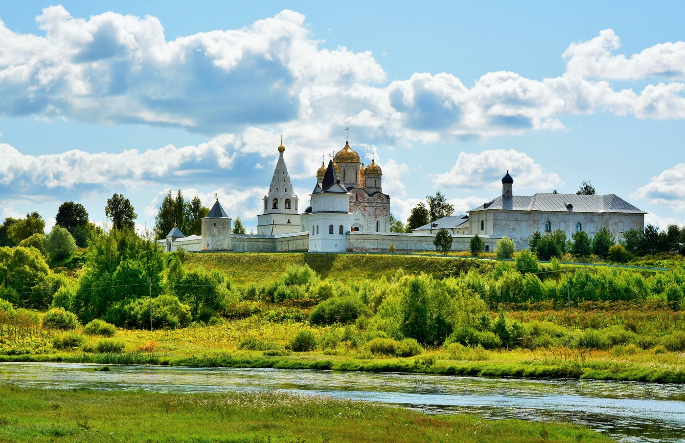 "Монастырь на речном берегу, на другом, на крутом, на высоком..."