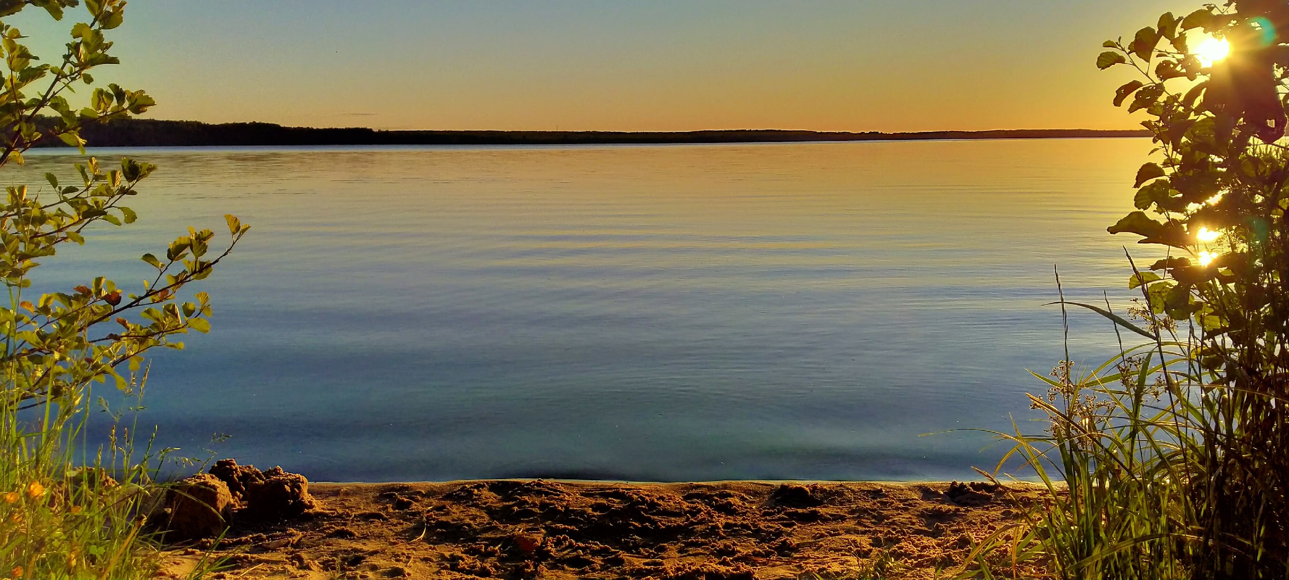 дремлет озеро в закате