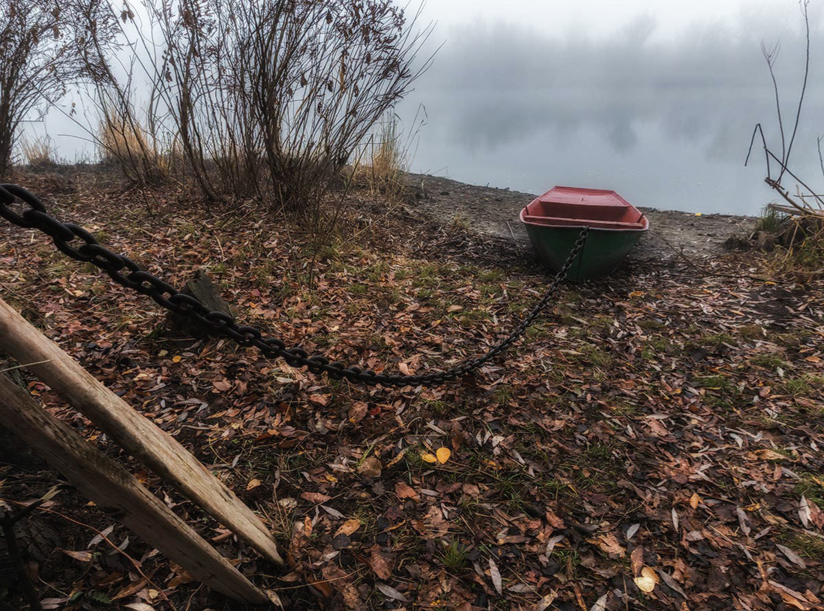 Весла, лодка и туман