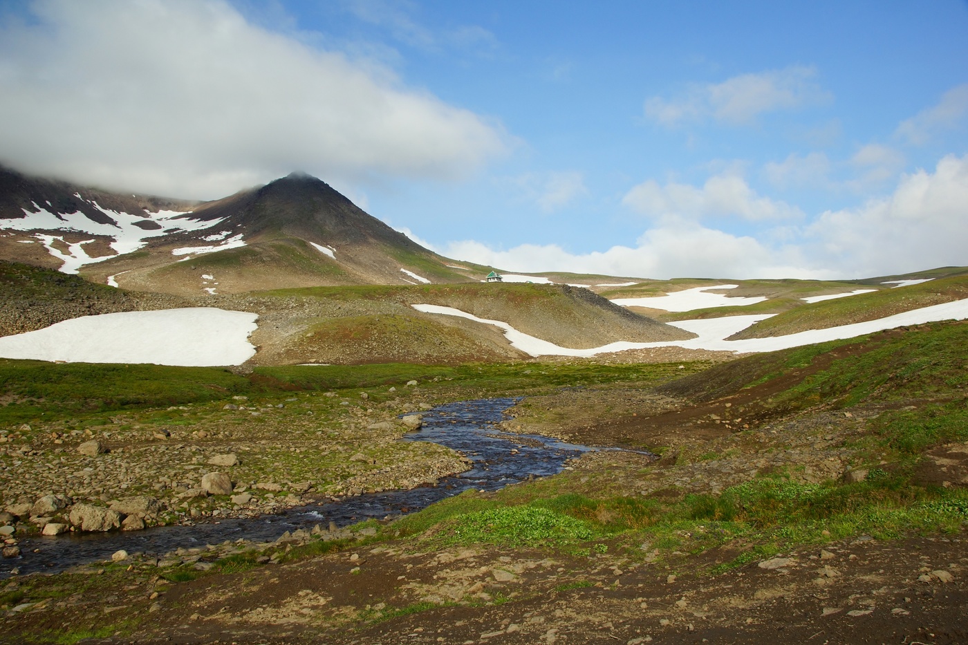 Домик у горки