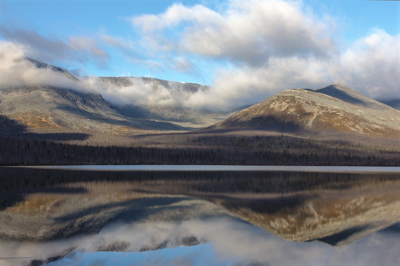 Облака, как к любимой, прижались к земле