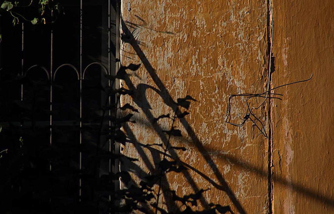 тени на фасаде