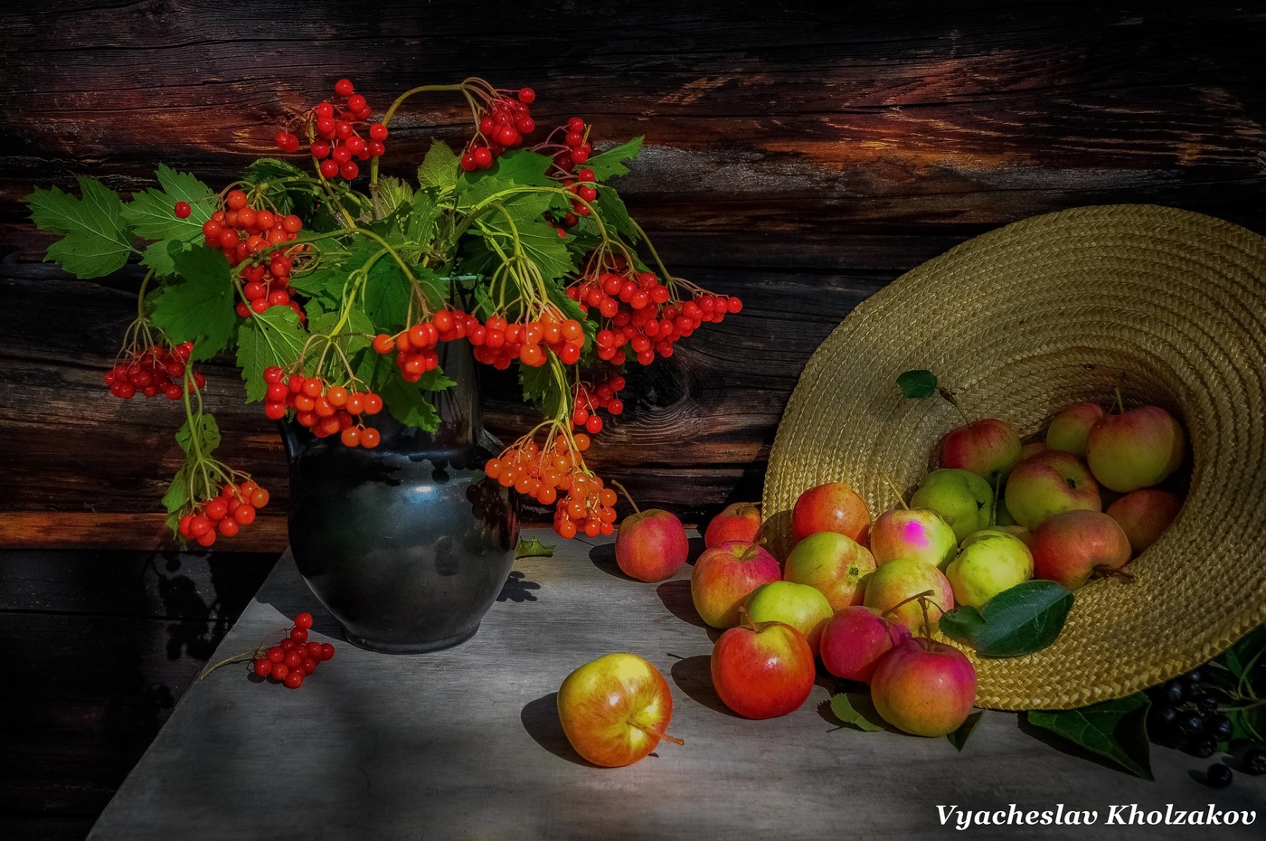 Натюрморт соломенная шляпа с яблоками
