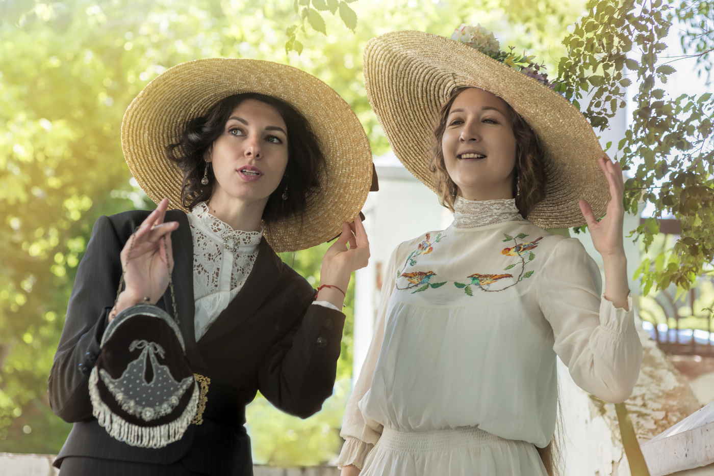 подруги на променаде