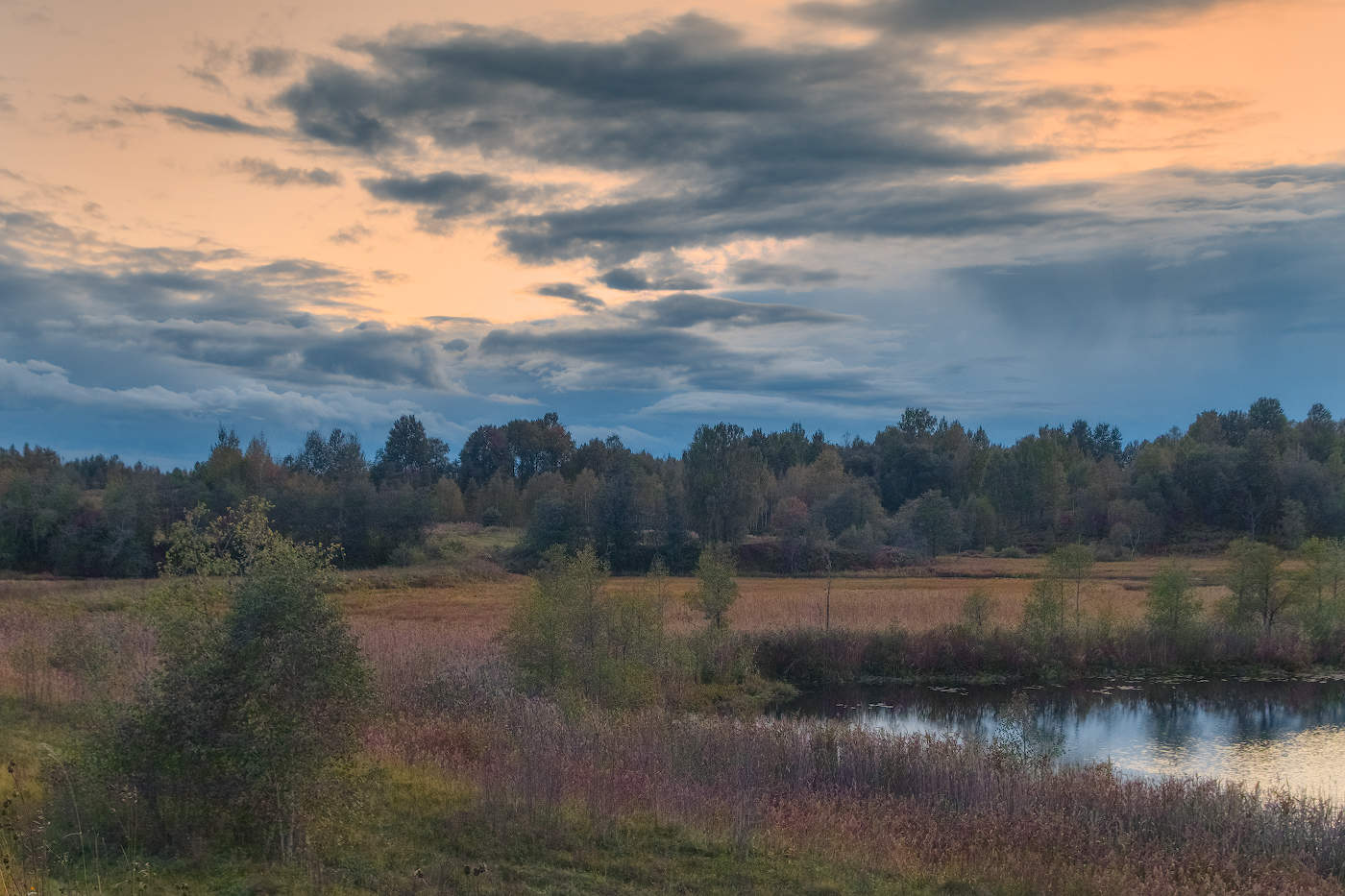 Осенний день прощался с солнцем