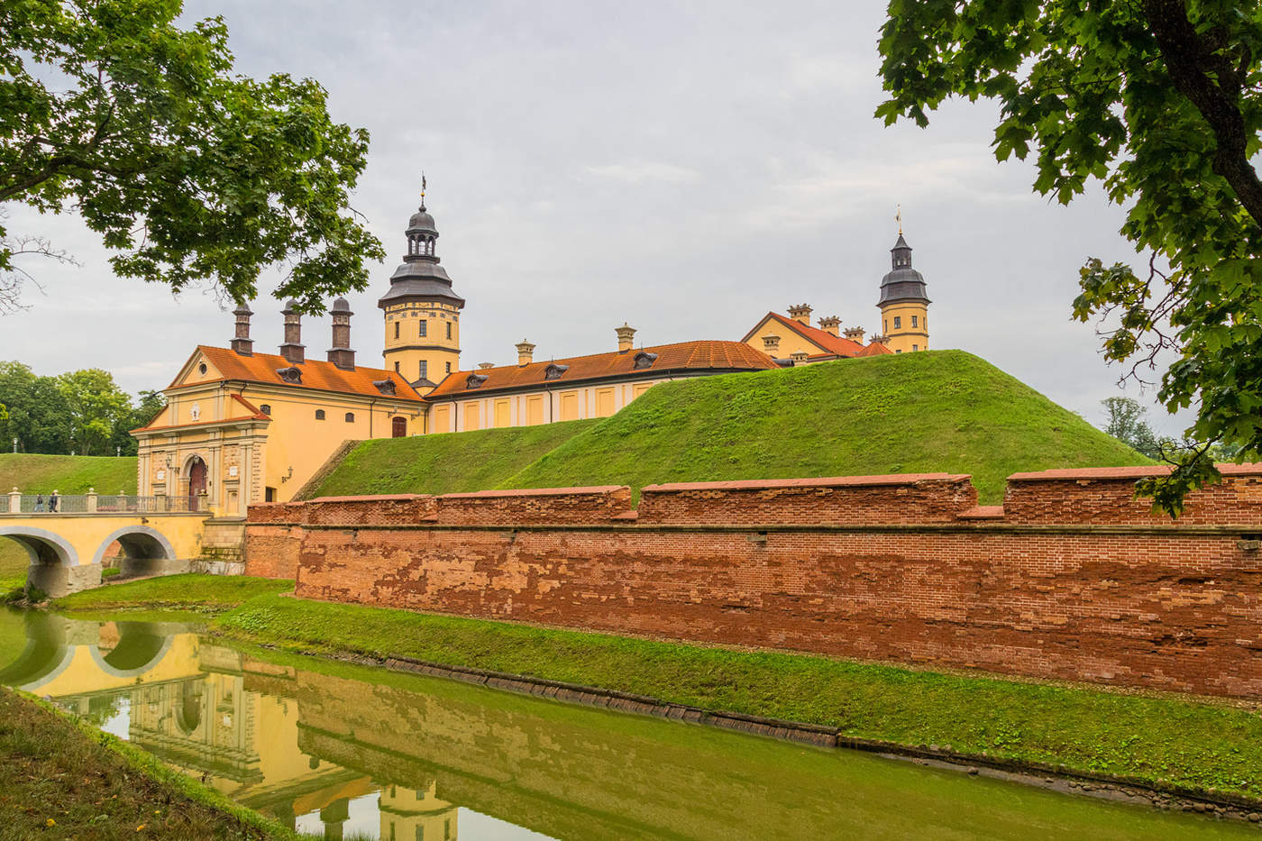 У стен замка в Несвиже