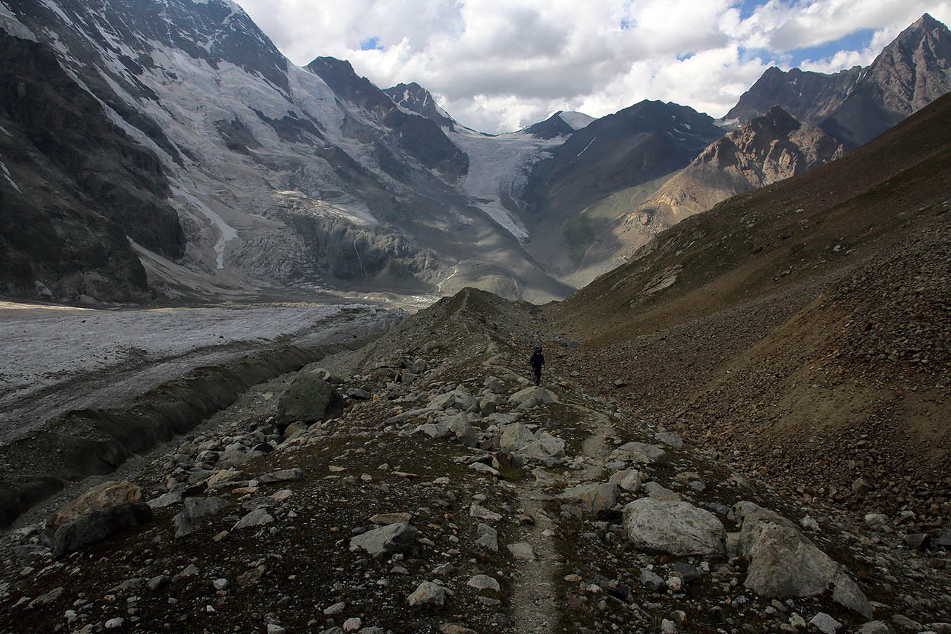 У Безенгийской стены