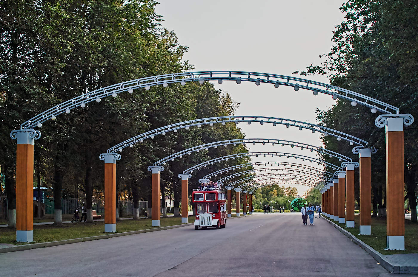 Красный автобус