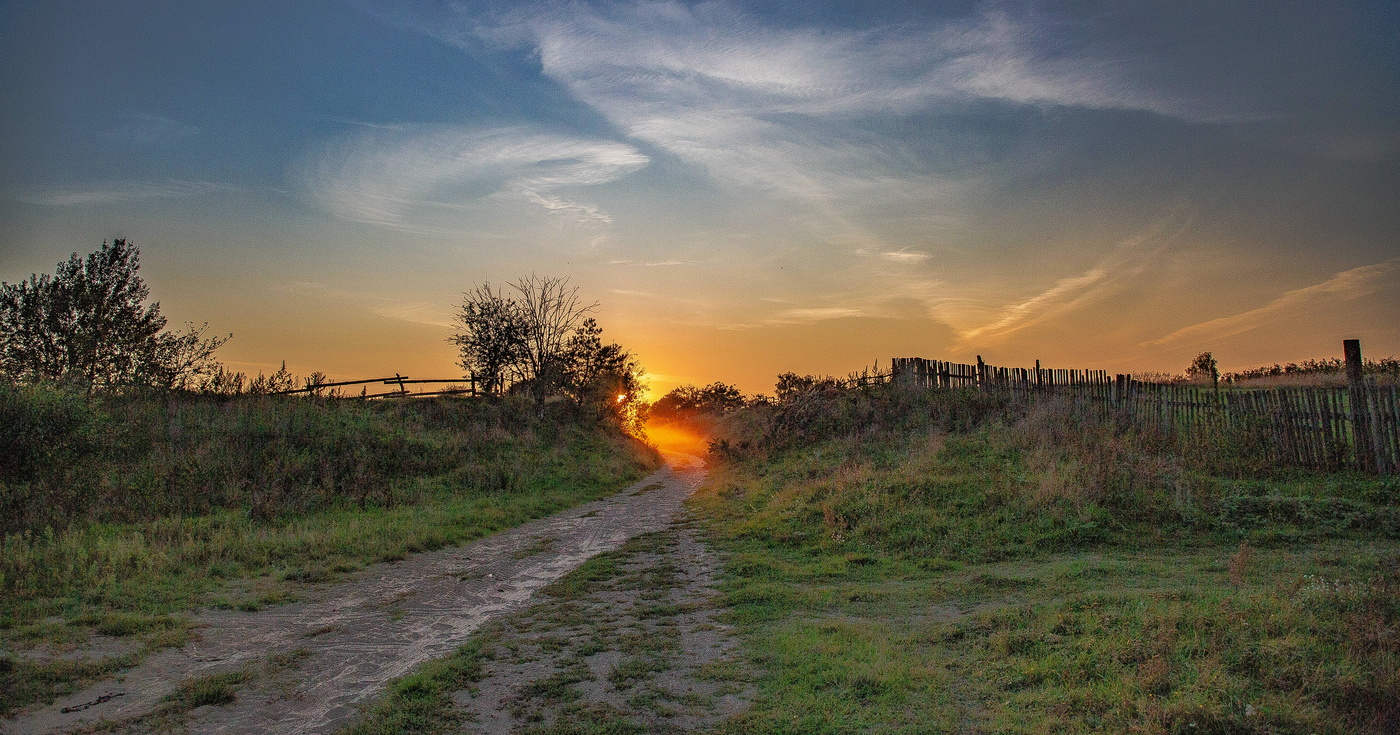 За околицей солнце садилось...