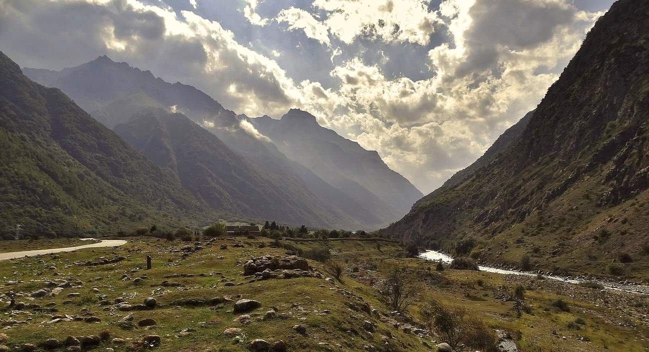 В туманной дымке горы