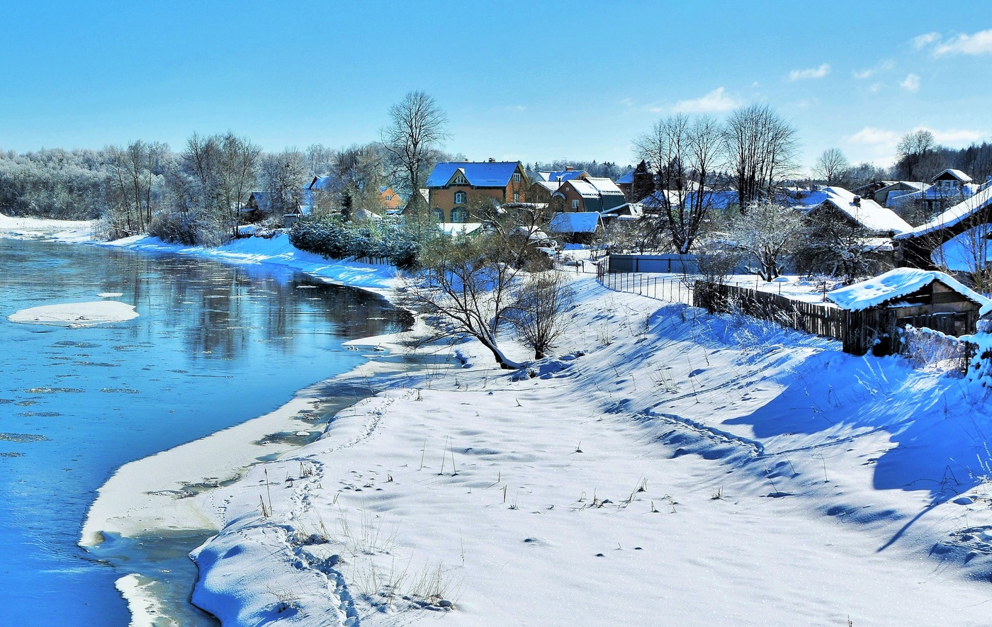 "Где-то каркает ворона, чьи-то валенки хрустят..."