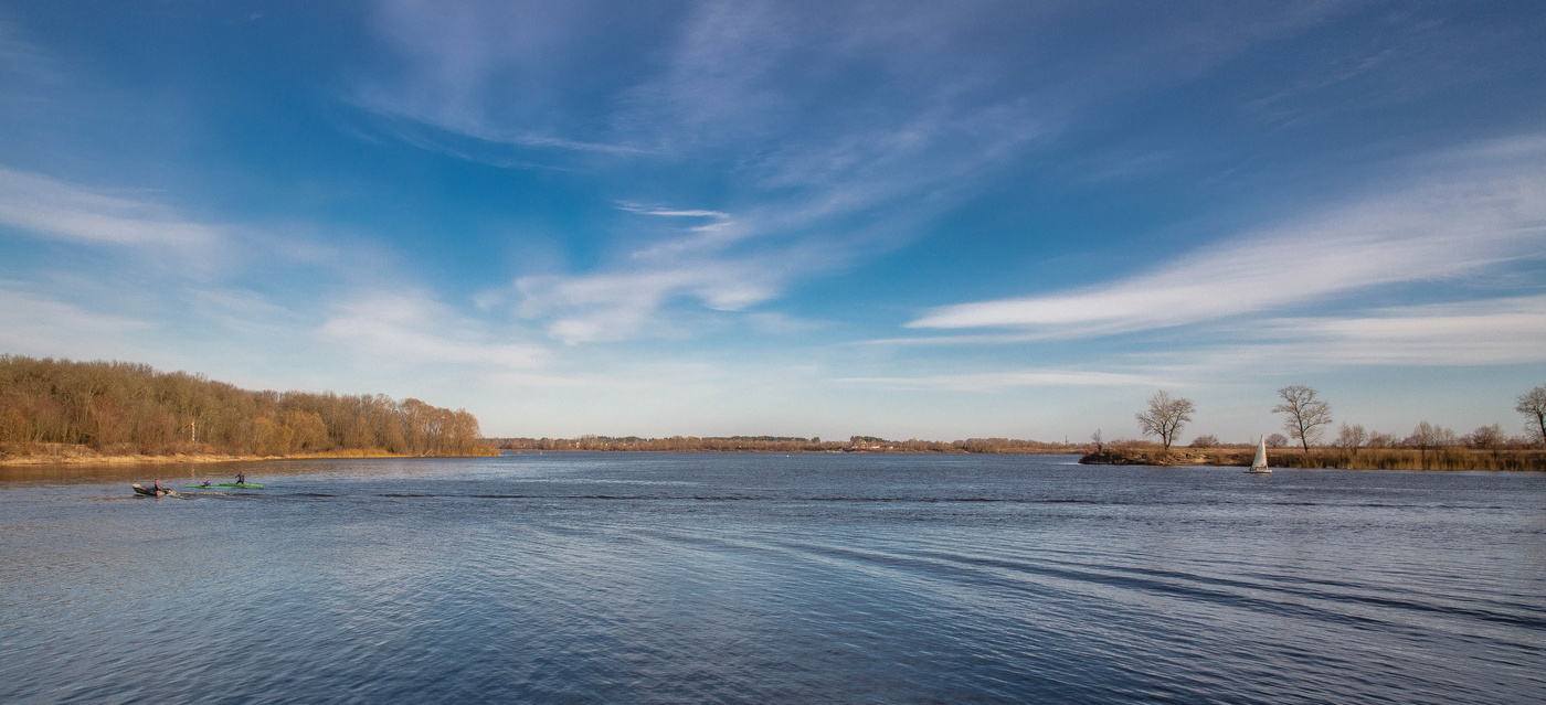 По весеннему раздолью.