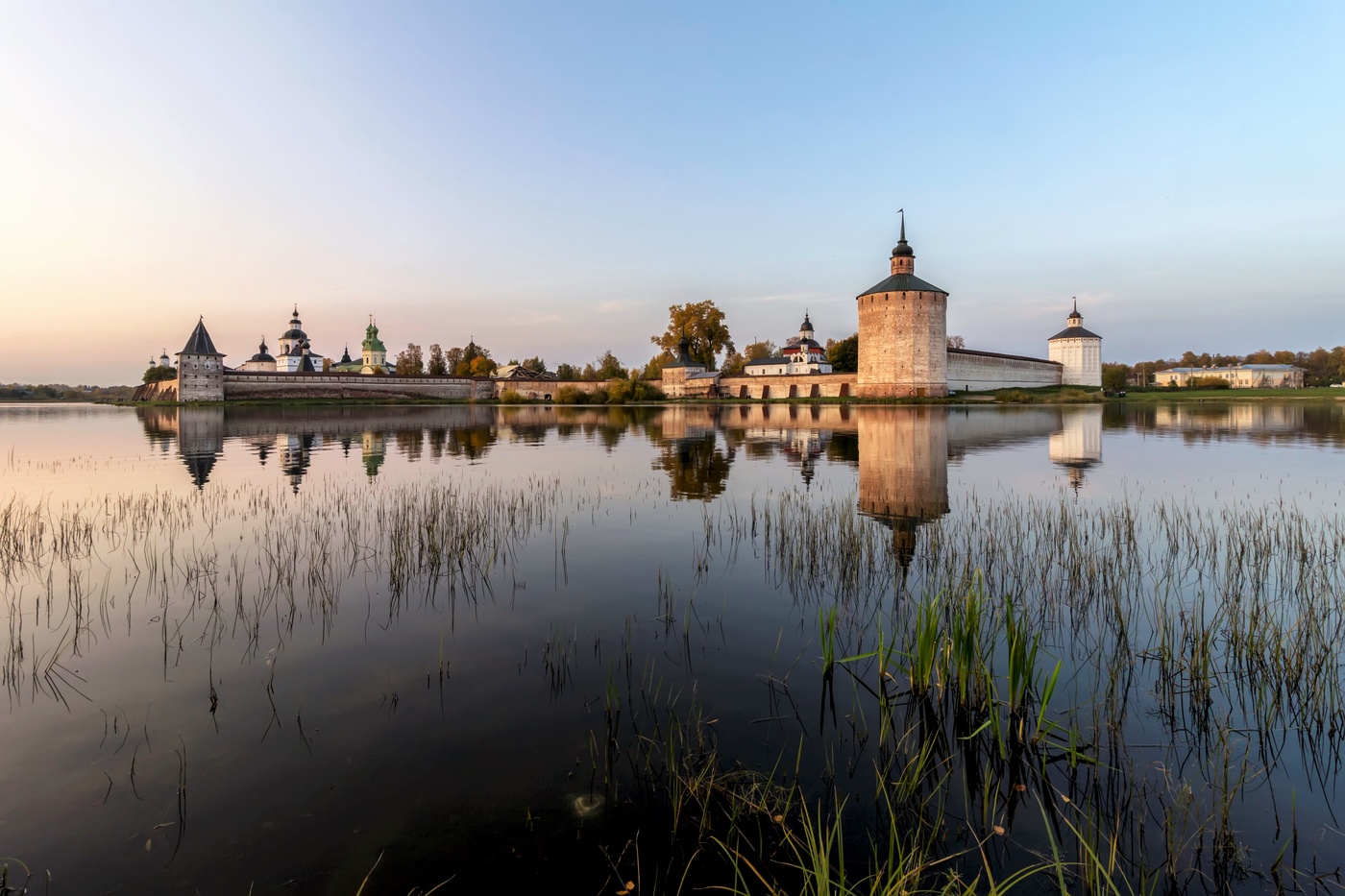 Кирилло-Белозерский монастырь в вечернем свете