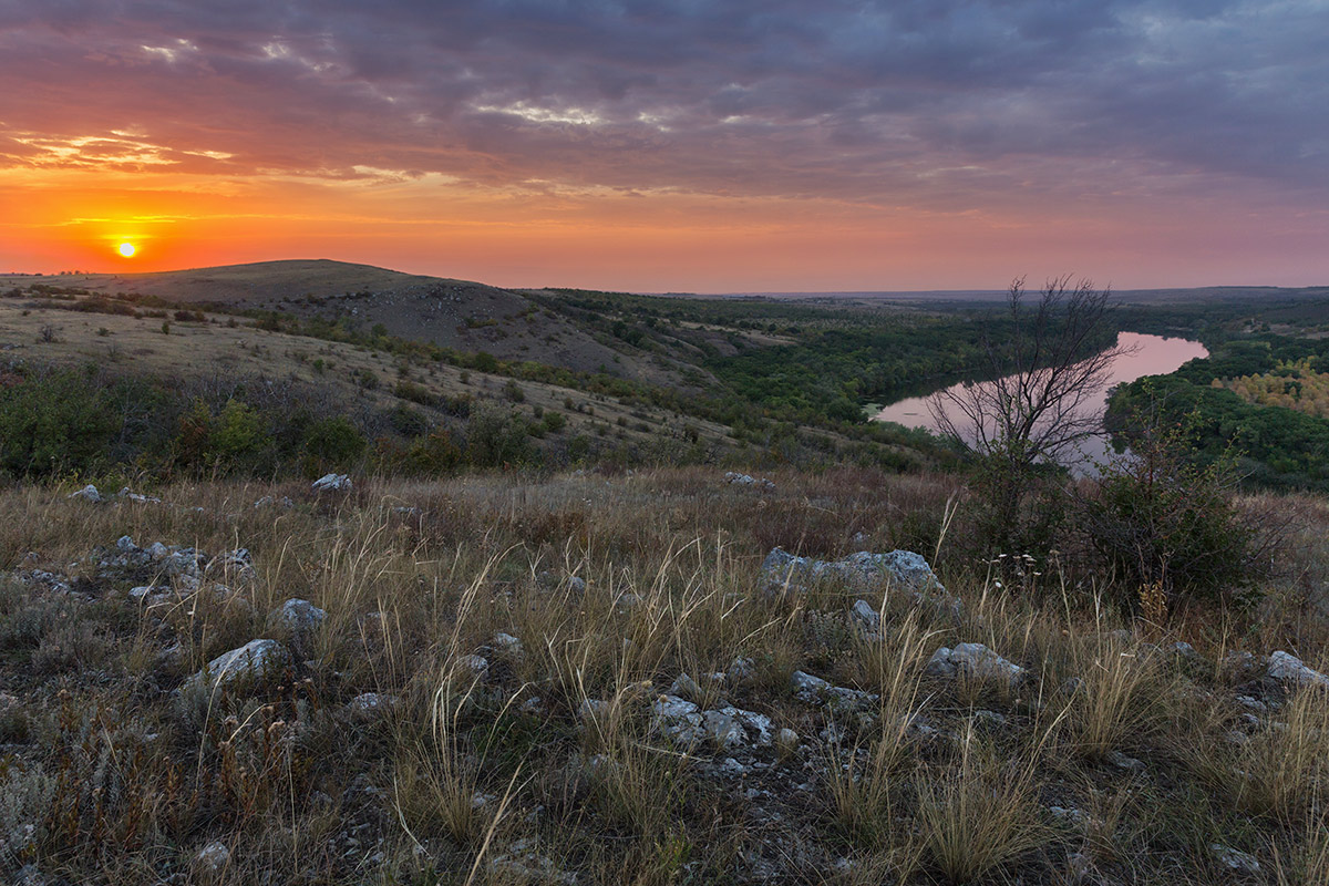Закат над рекой