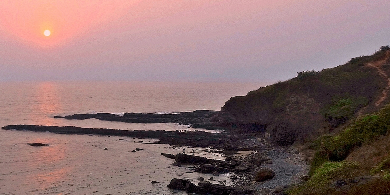 Багряный вечер на море