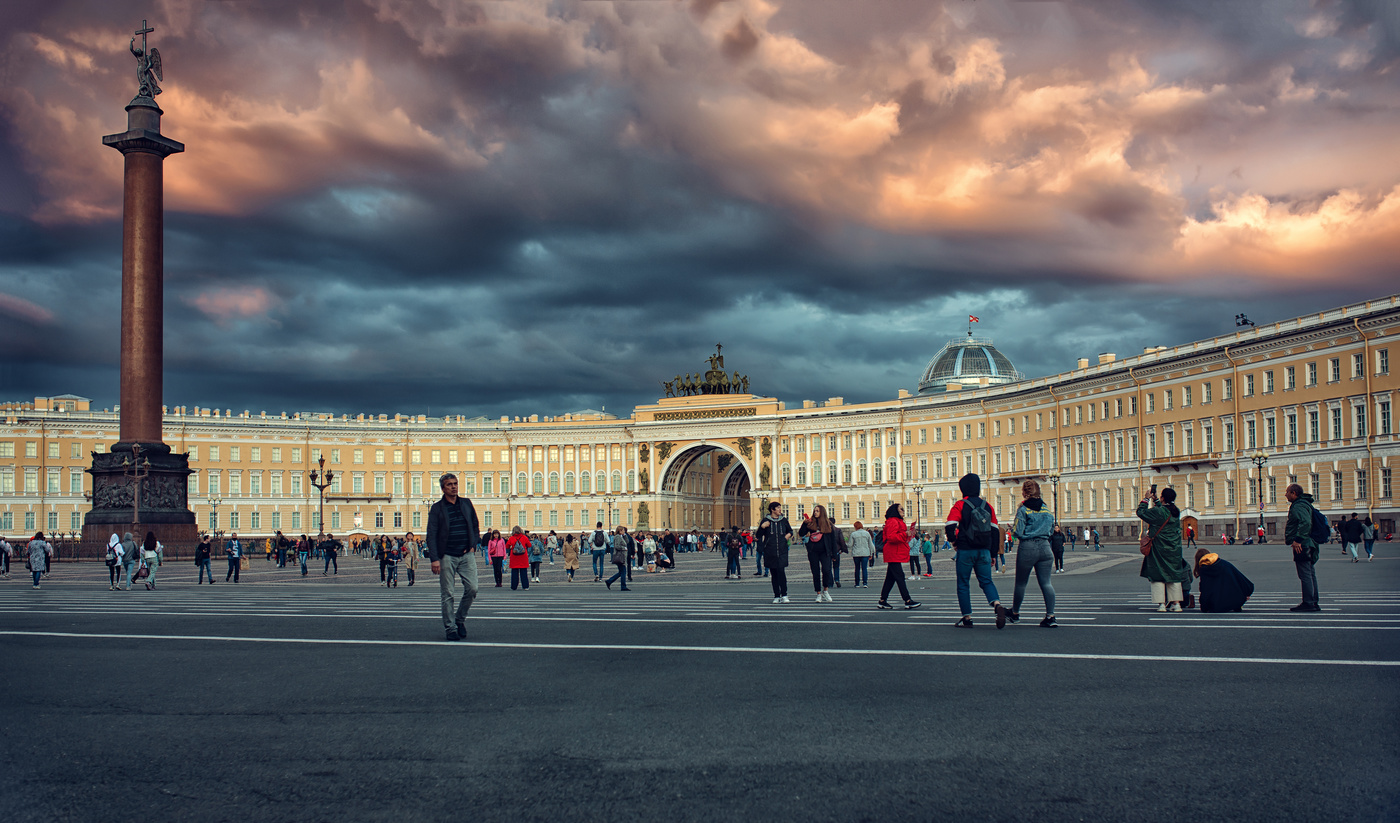 Вот так серый город закат выкрасил в розовый..