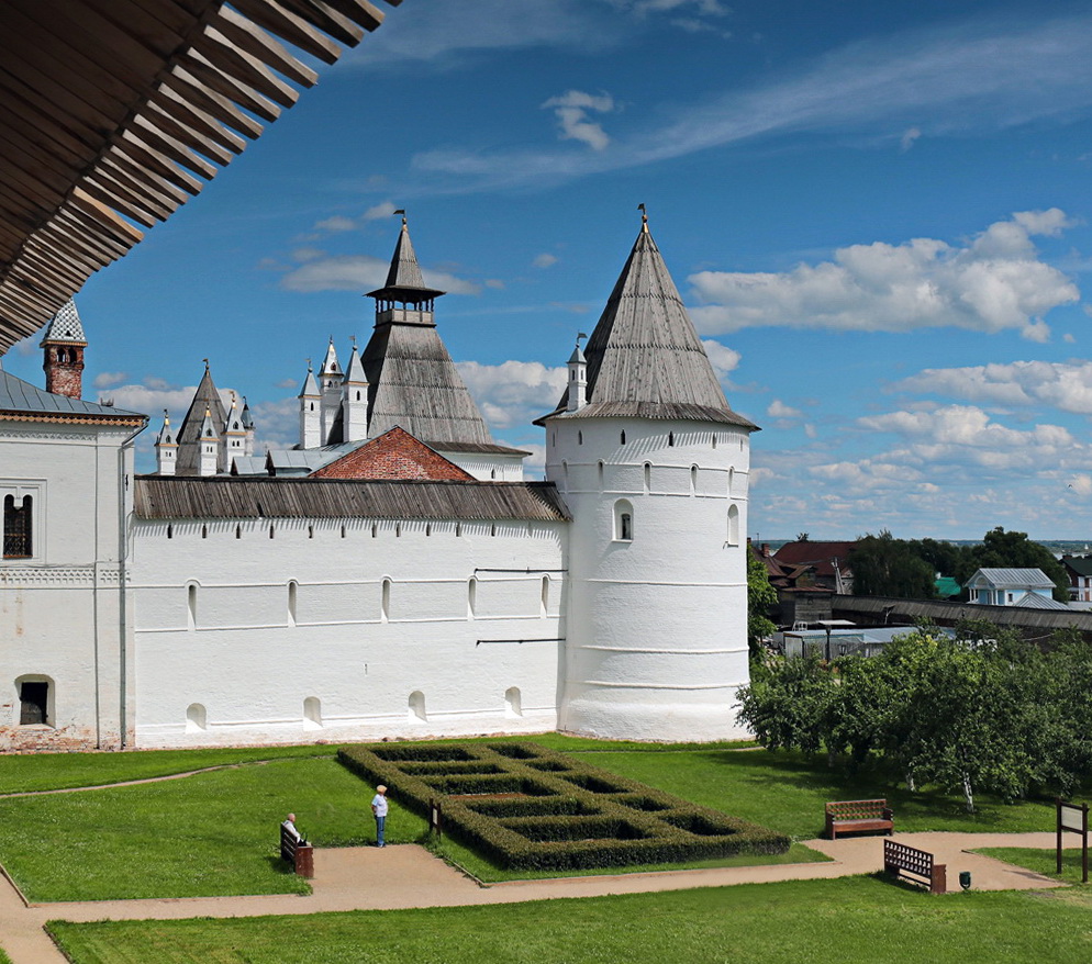 Владычий двор и Митрополичий сад Ростовского Кремля